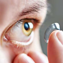 Standard Optical patient putting in contact lenses