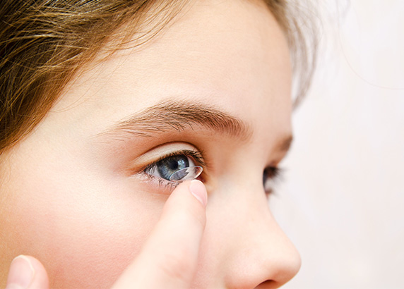 girl putting contact lens